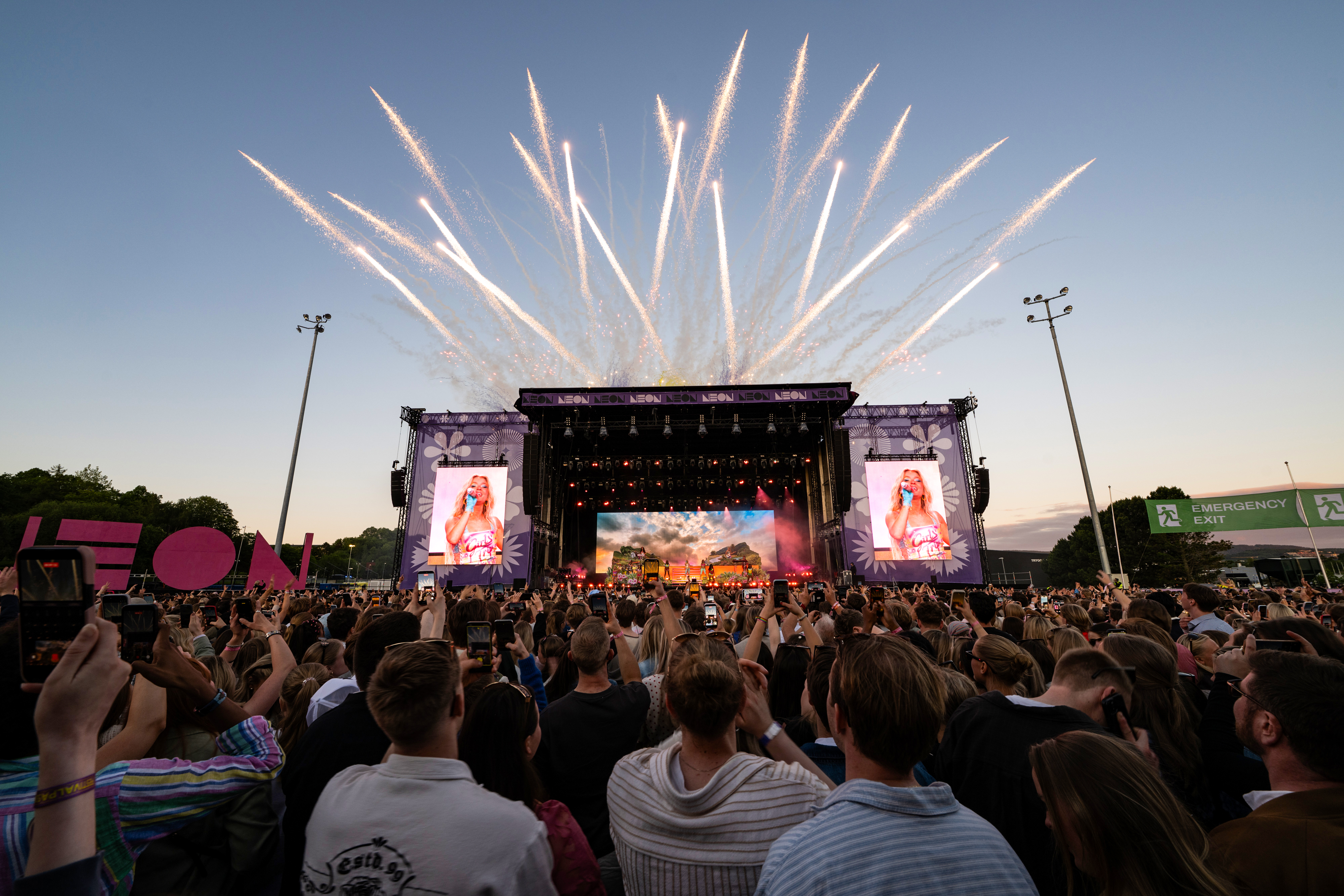 Fyrverkeri over scenen under Zara Larssons konsert på NEON