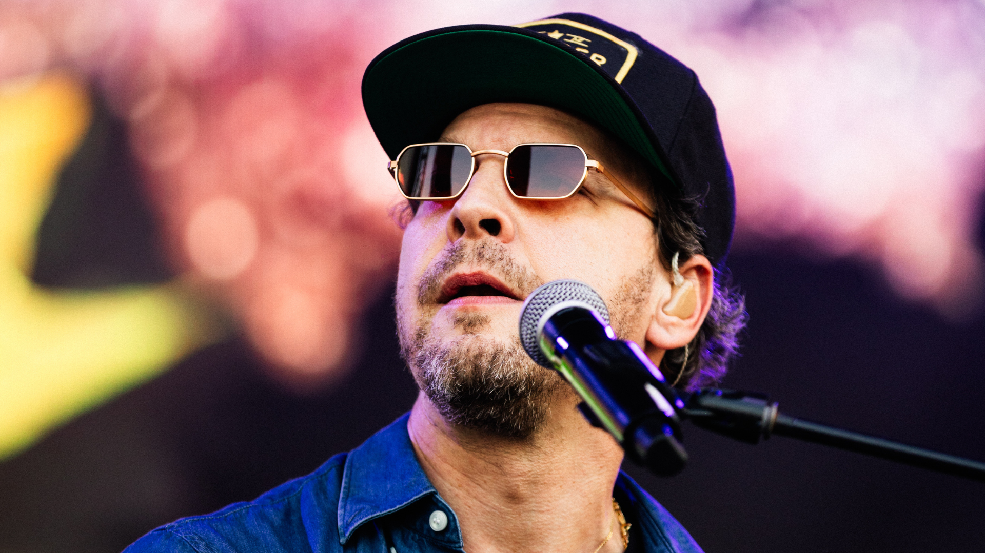 Gavin DeGraw synger på scenen