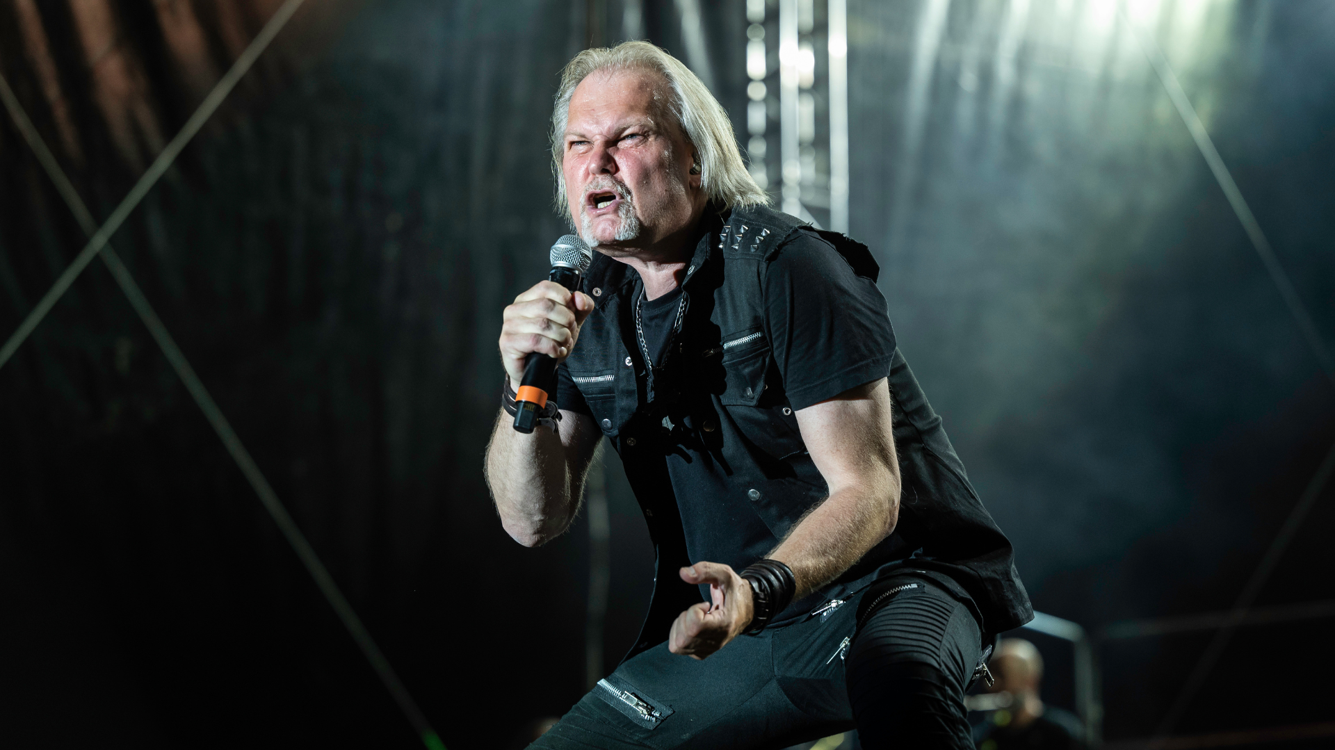 Jorn synger på scenen